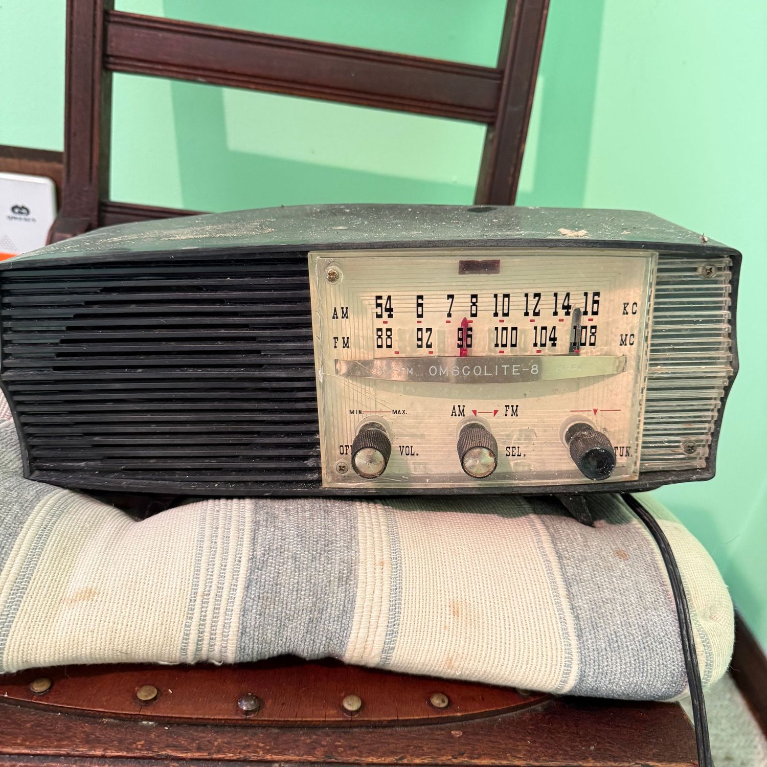 Vintage Omscolite-8 radio, does not turn on, needs some refurbishing Vintage Omscolite-8 radio, does not turn on, needs some refurbishing