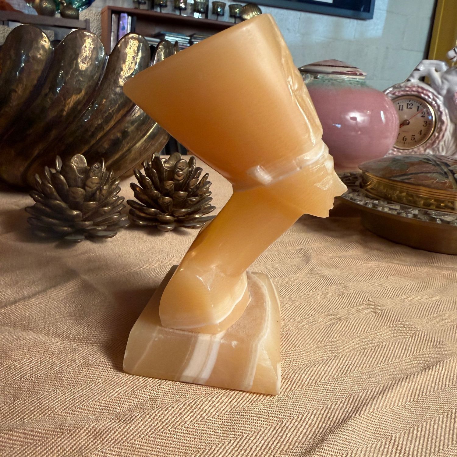 Vintage carved alabaster/onyx Queen Nefertiti figurine 5"H