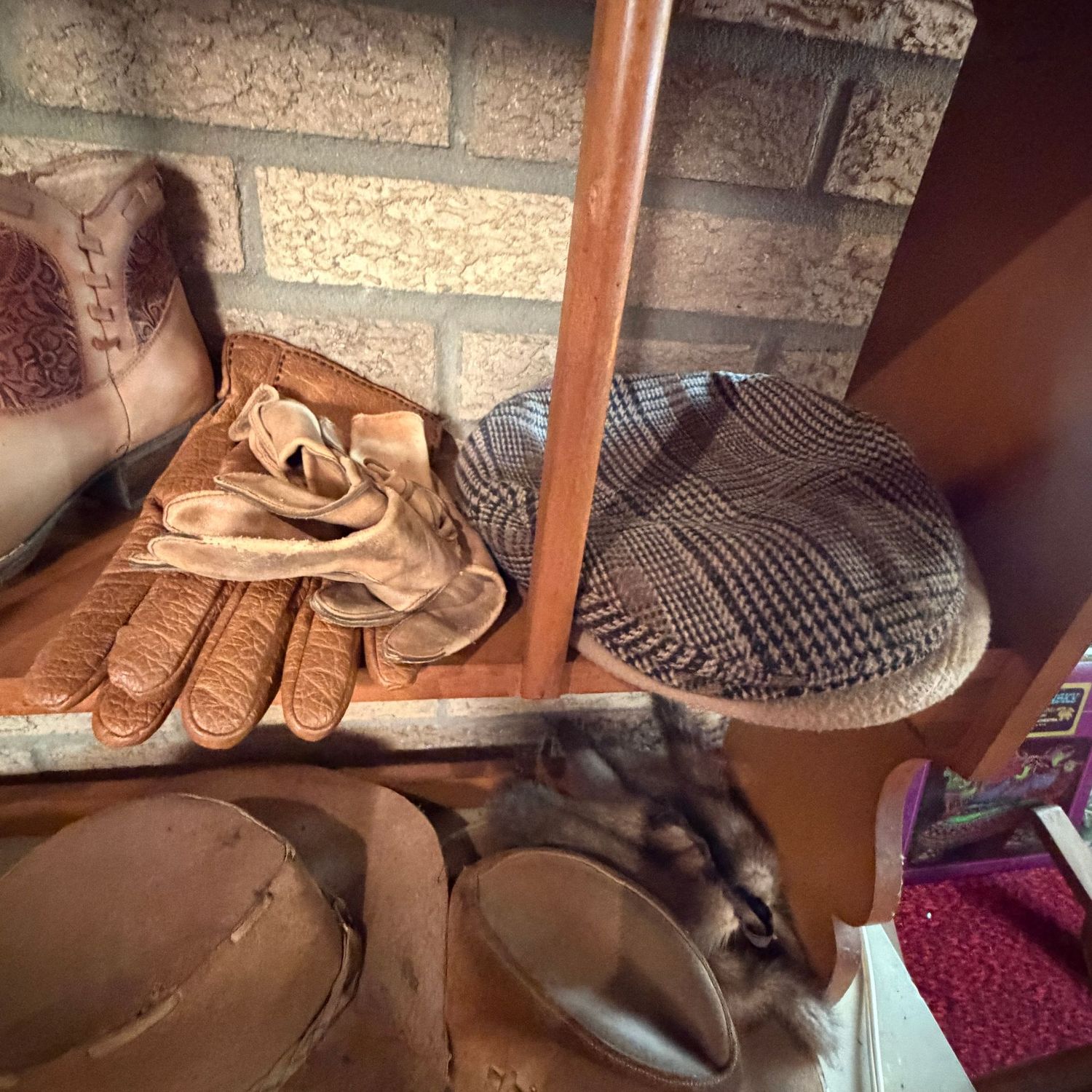 Two wool tams and 3 leather gloves