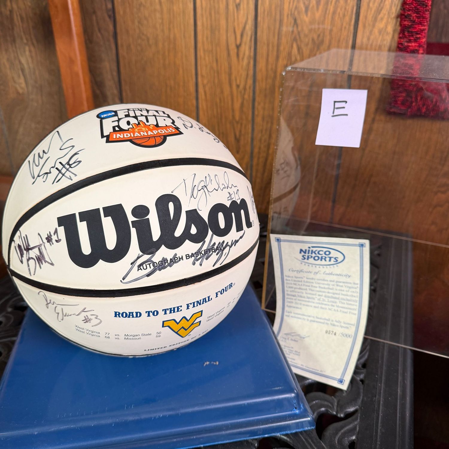 Autographed WVU Basketball in Case E, 2010 Indianapolis Final Four, Bob Huggins, Kevin Jones, Darryl Bryant, Da'Sean Butler, Ebanks, Flowers, Mazzulla,