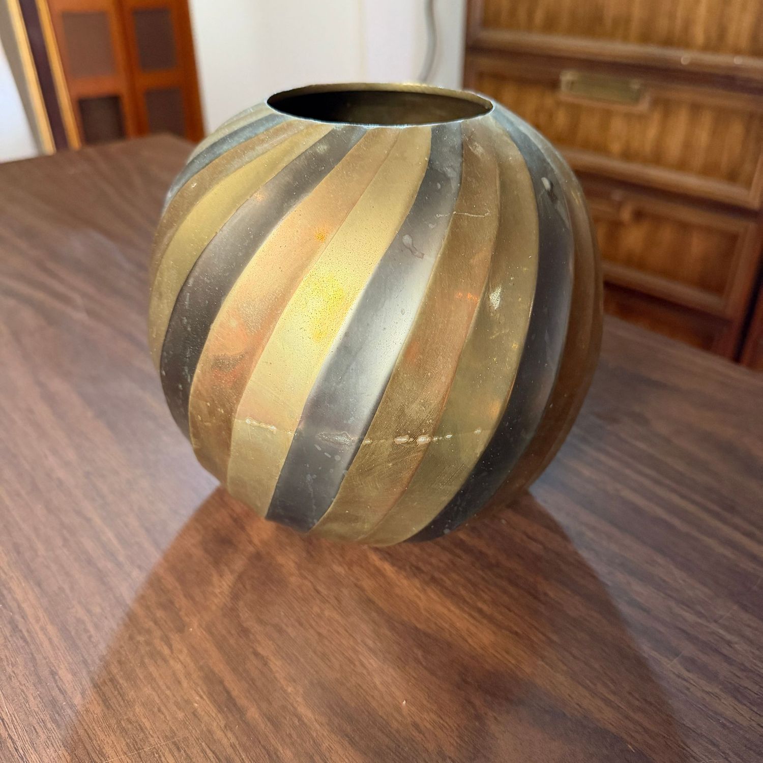 Tri-color brass swirl round planter/vase, some scratches, 7"H