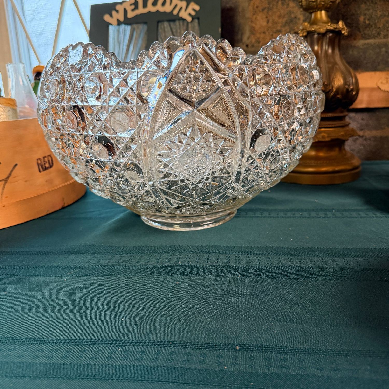 Large L.E. Smith daisy & button punch bowl with cups, nice condition, 14"W