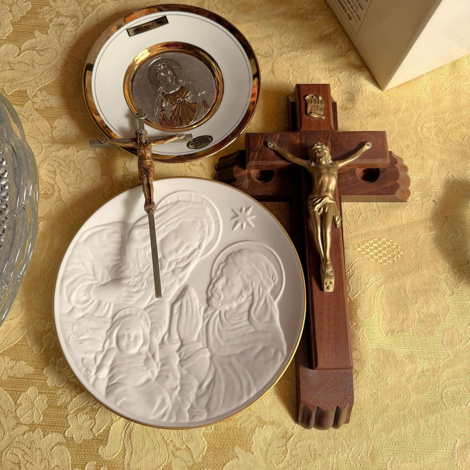 Lenox nativity plate, gold-plated plate and 2 crucifixes, the tallest is 11"