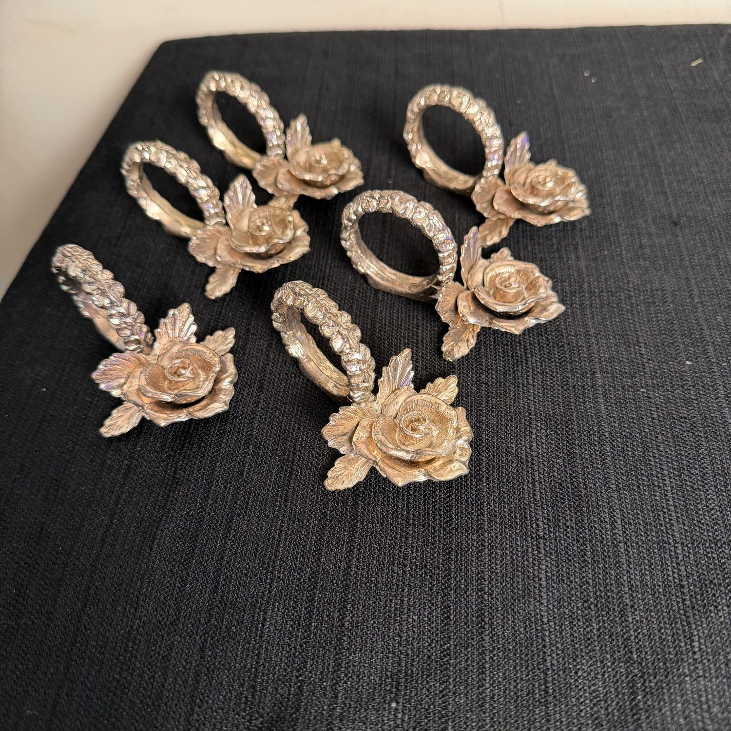 Set of 6 silver-colored rose napkin rings