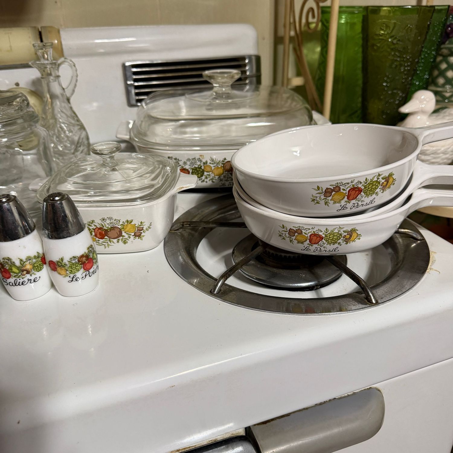 Corningware Spice of LIfe salt & pepper shakers, small & 10" casseroles, and three 2-3/4 cup pans