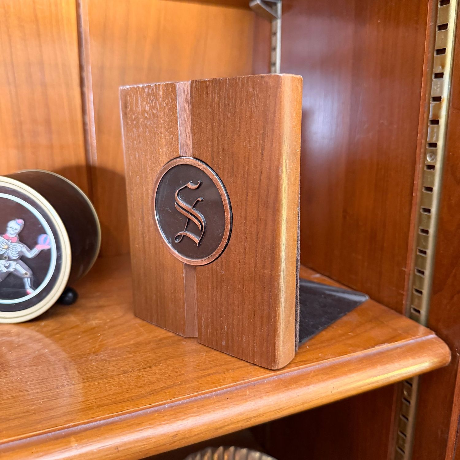 Wooden bookend, American Walnut, letter 'S' Wooden bookend, American Walnut, letter 'S'