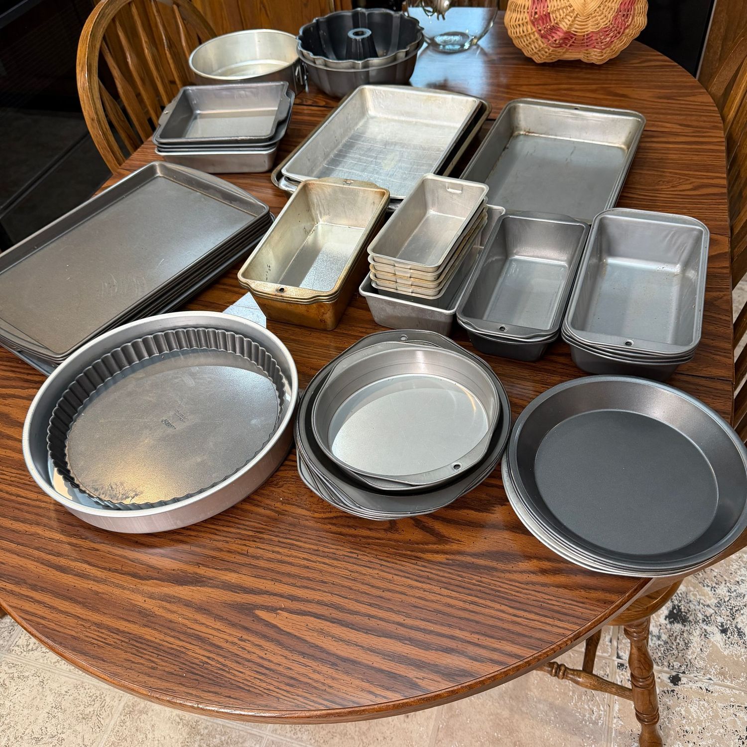 Large group of metal baking pans, 10+ pie,  12+ bread, 4 8x8, cake, 8+ sheet (most are 10" x 15"), most in very nice condition, a few show some wear