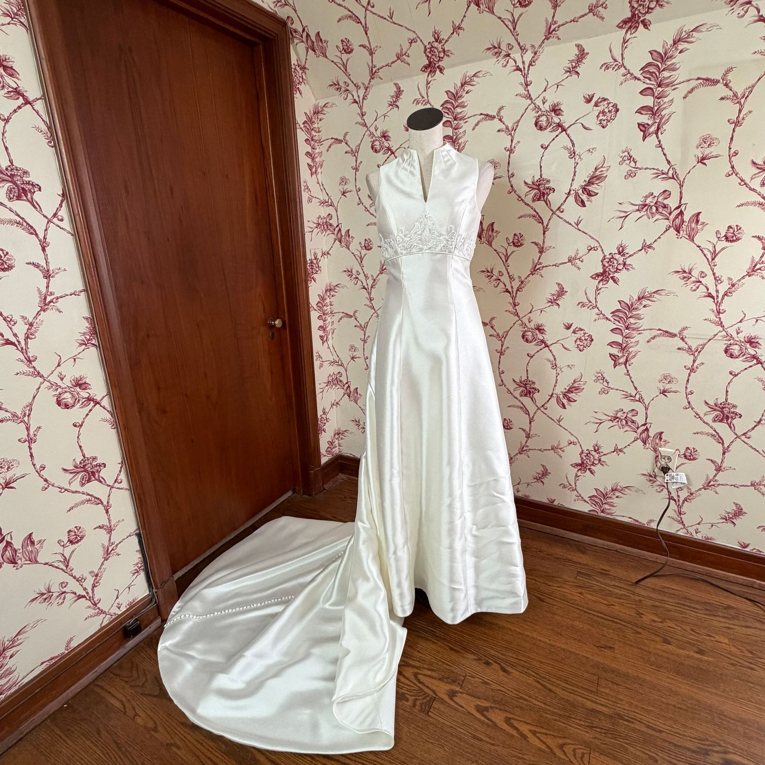 Oleg Cassini Collection size 8 ivory polyester wedding dress, gown, button down back, zipper from neck to hips, lined, with crinoline in skirt, bust 37 Oleg Cassini Collection size 8 ivory polyester wedding dress, gown, button down back, zipper from neck to hips, lined, with crinoline in skirt, bust 37", waist 28", 58.5"L, train 30", very nice cond.