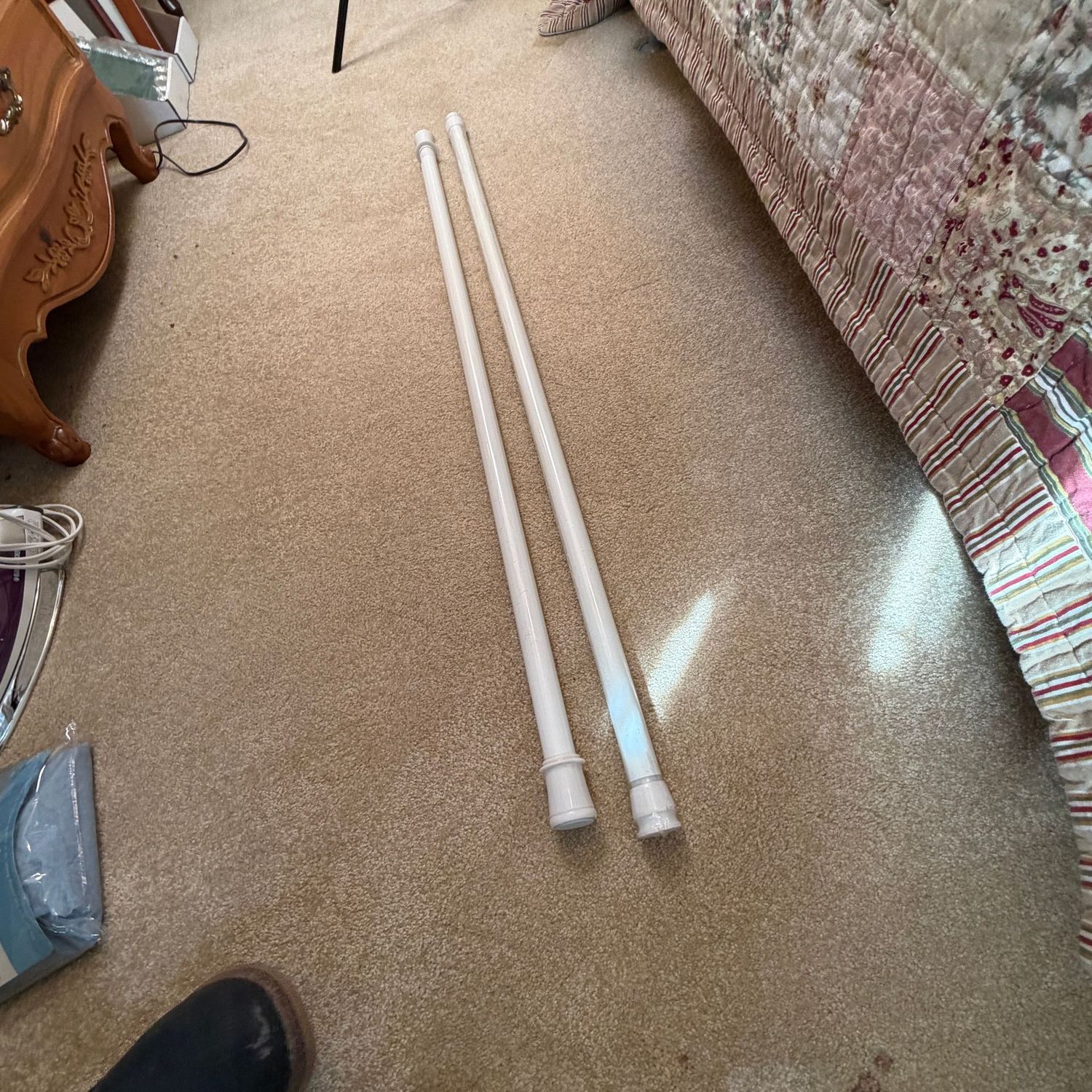Two white push rods, curtain rods, approx. 3/4-1 Two white push rods, curtain rods, approx. 3/4-1" diameter, fits 43" to 72"