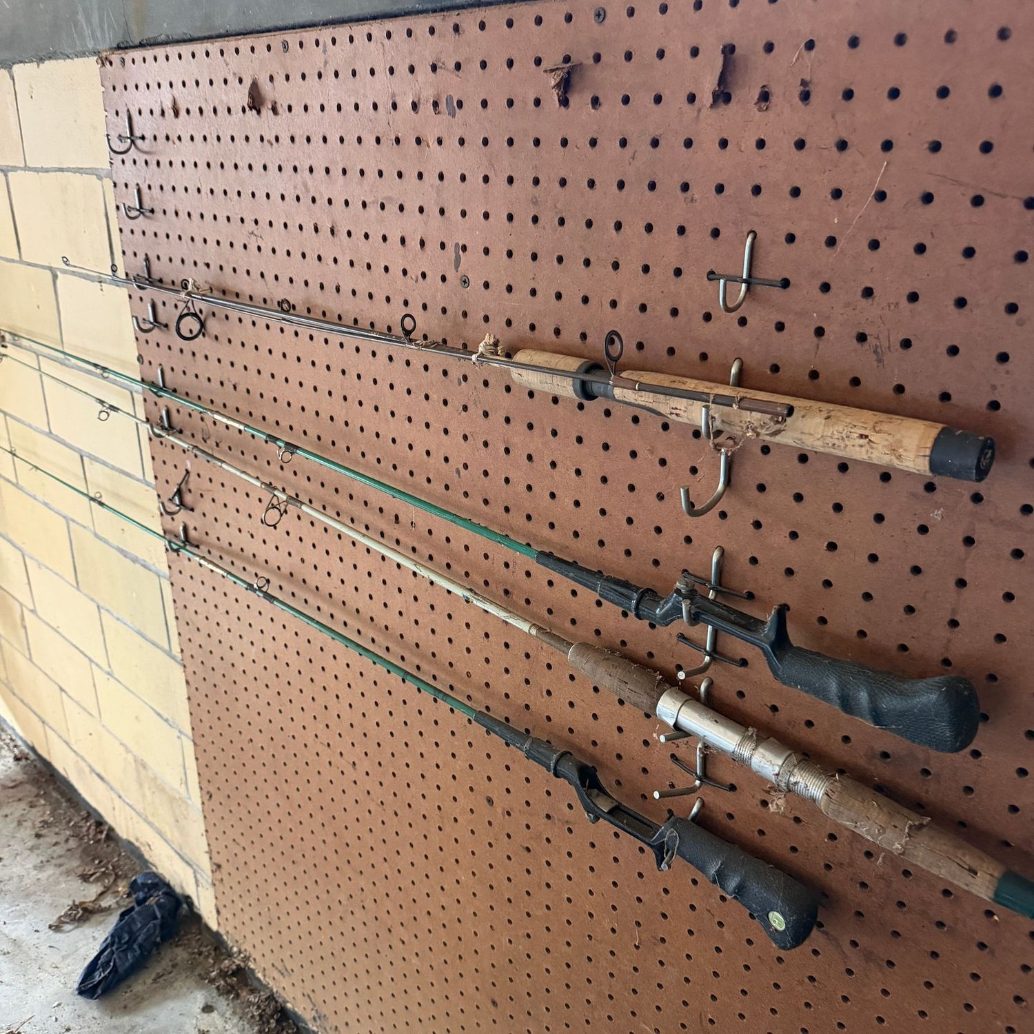 Vintage fishing rods, all approximately 6 ft. Vintage fishing rods, all approximately 6 ft.