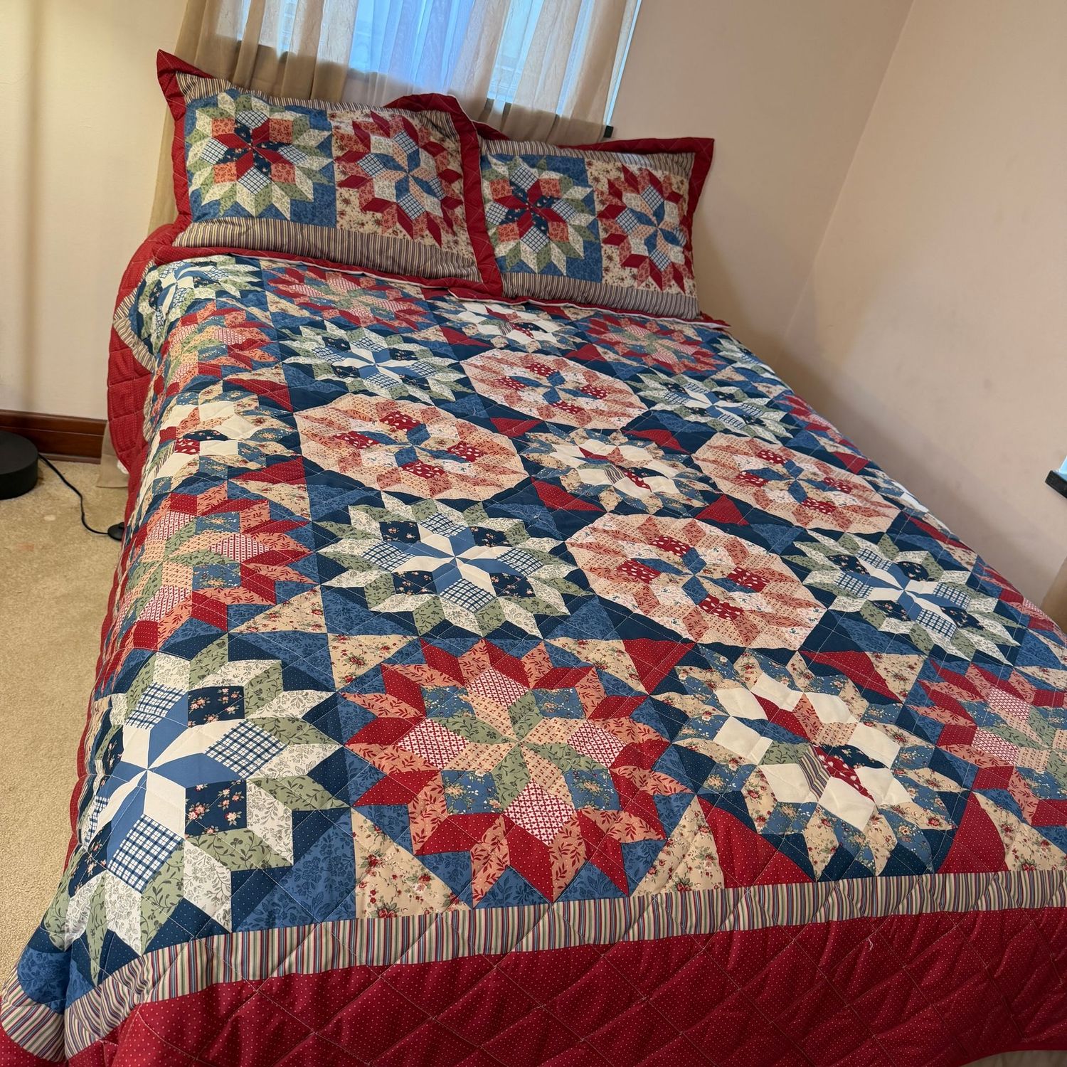 Full-size Mainstays patchwork polyester quilt and standard pillow shams