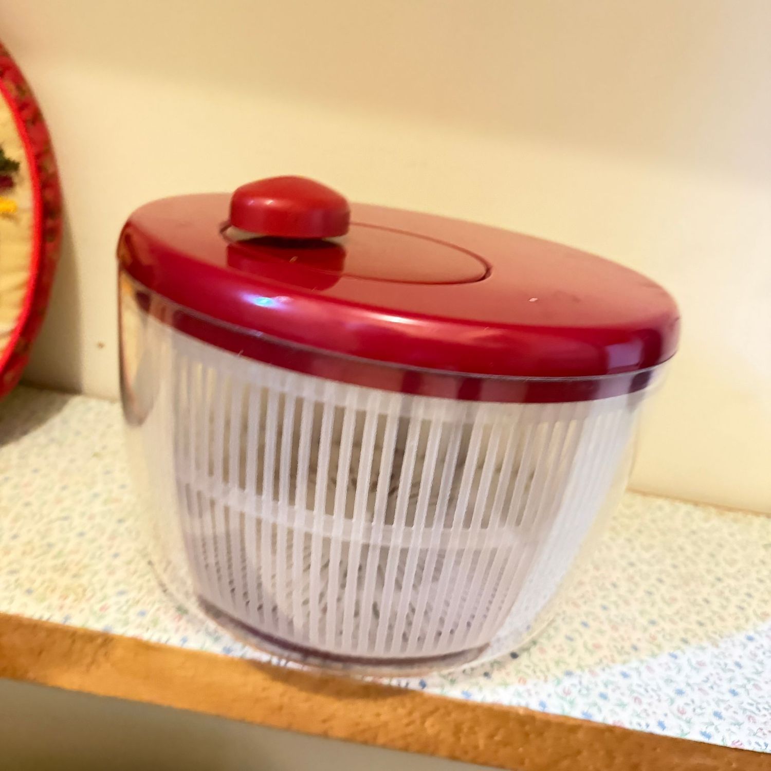 Plastic salad spinner Plastic salad spinner