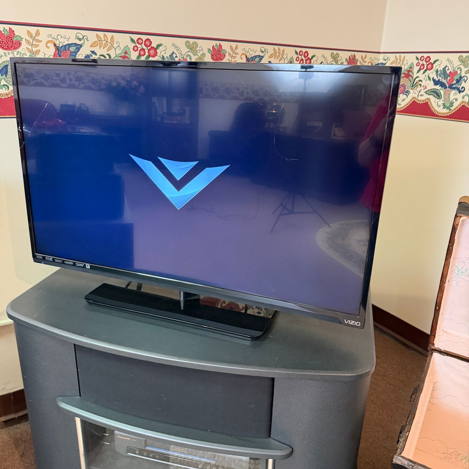 Vizio 39 Vizio 39" TV (2014) works well on test (This item is heavy and in the lower level)