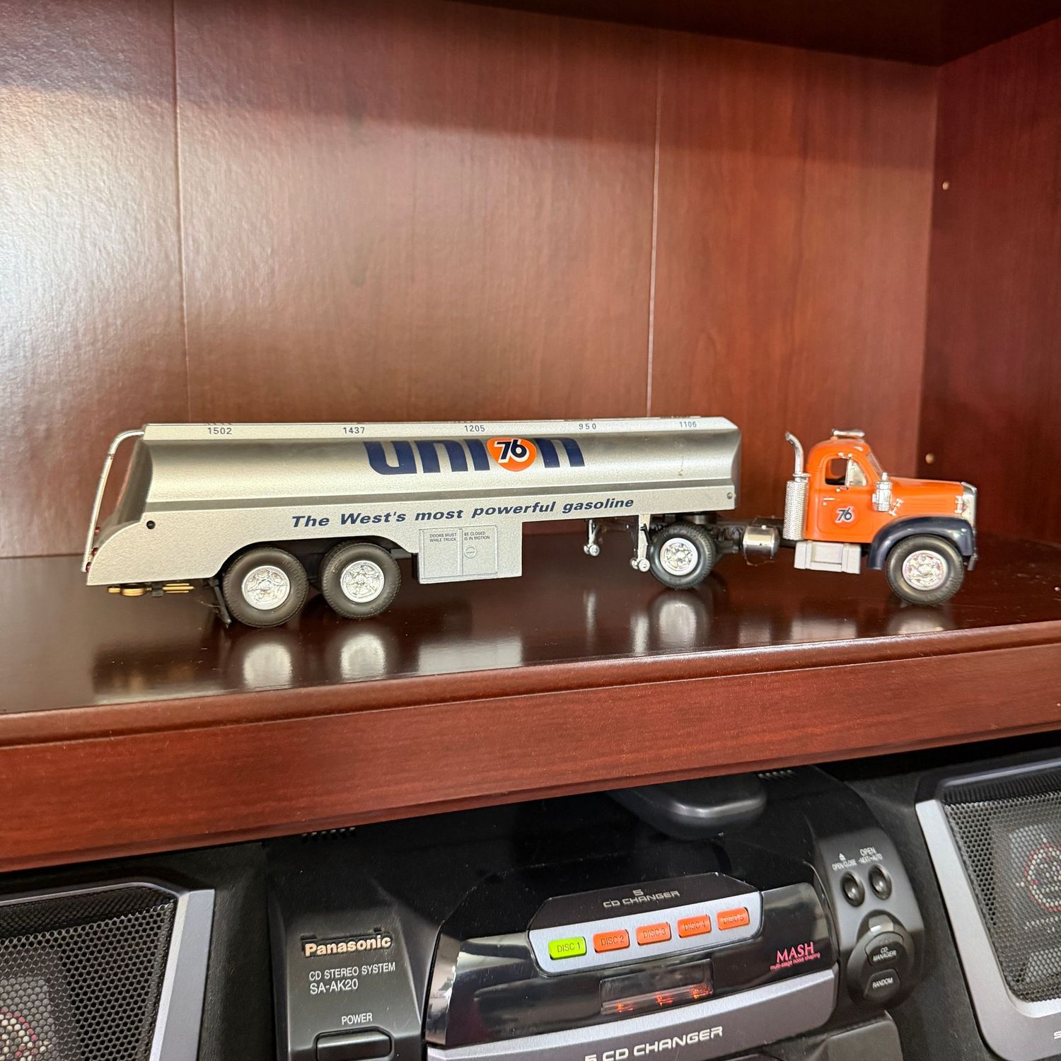 Die-cast Union 76 gasoline truck, 15"L