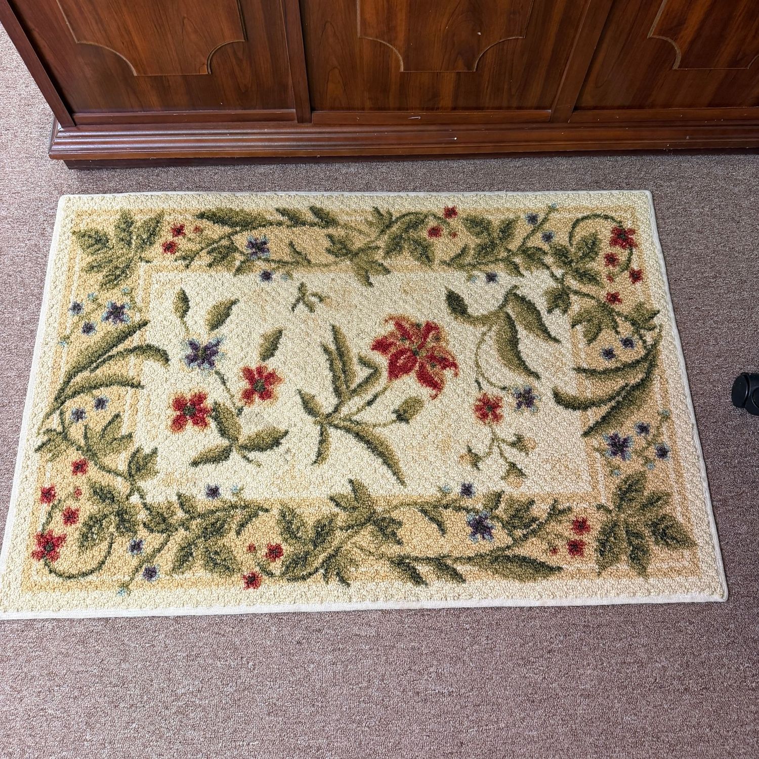 Shaw floral area rug, nylon, 26" x 39"
