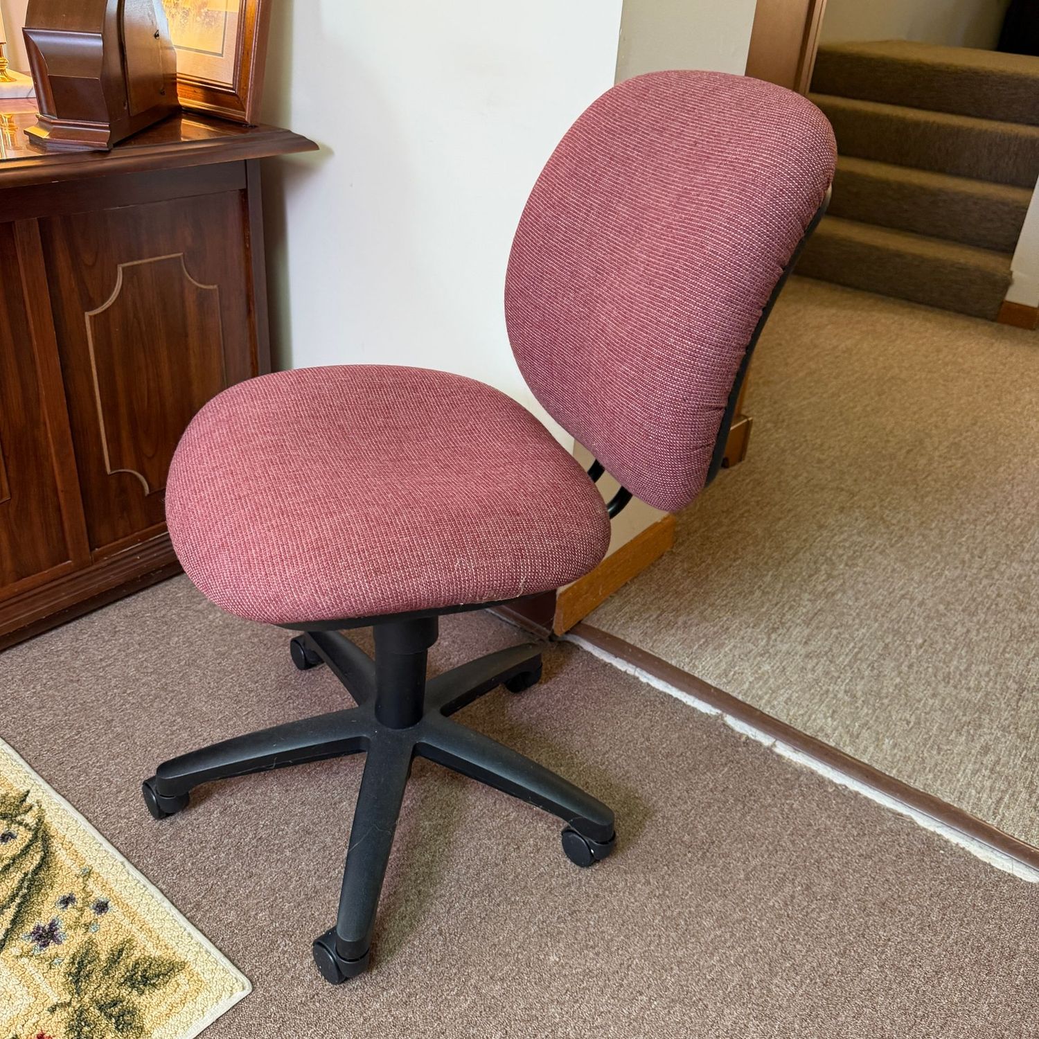 Office desk chair, work chair, 19"W (This item is heavy & in the lower level)