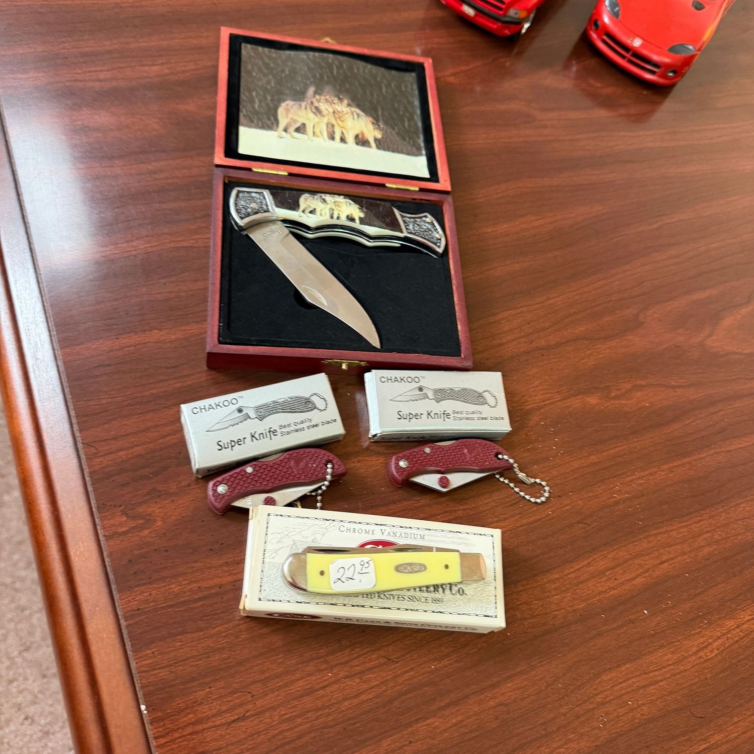 Group of 4 pocket knives, including Case and Chakoo, 2-3"