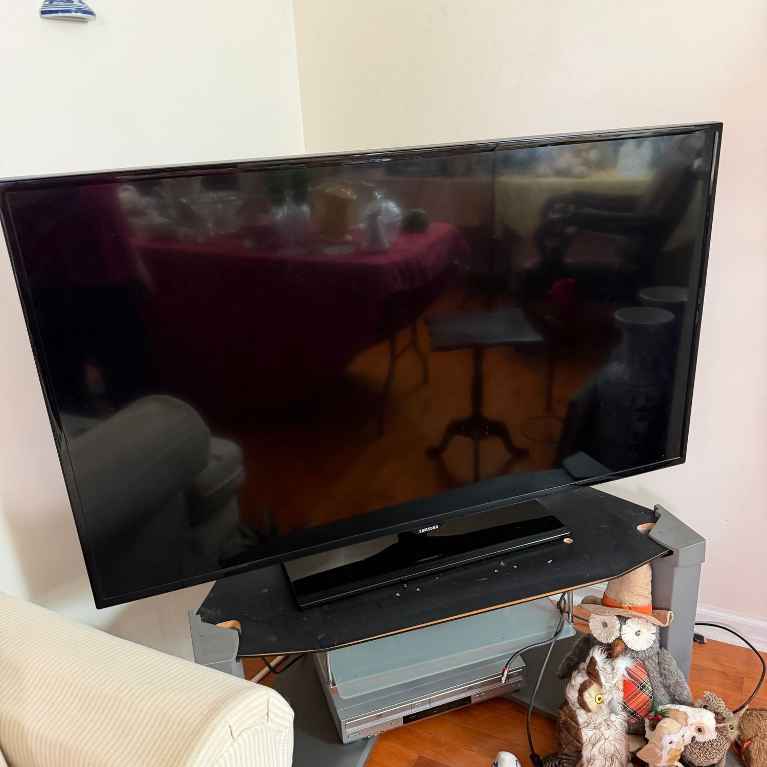 Large Samsung tv, needs new controller, Measures 55"