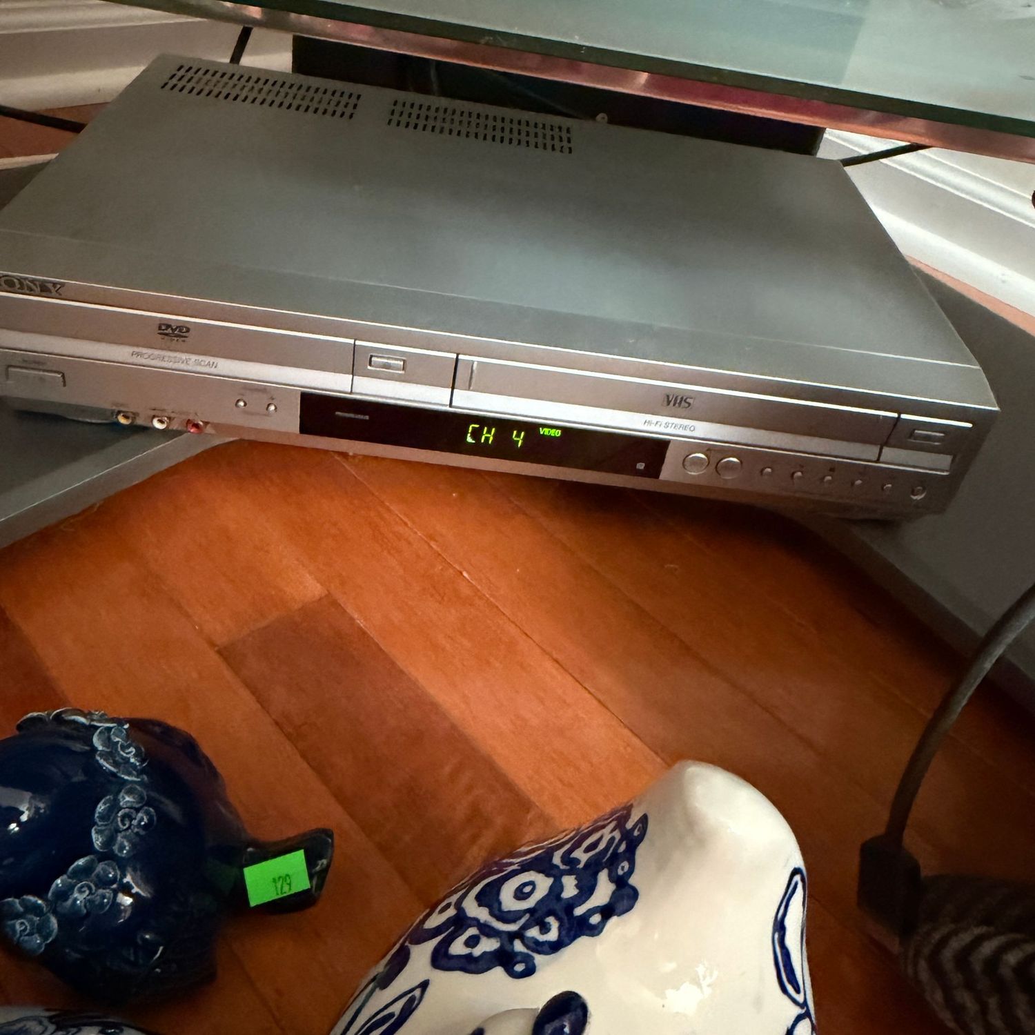Sony DVD VHS player, turns on & DVD slot opens easily Sony DVD VHS player, turns on & DVD slot opens easily