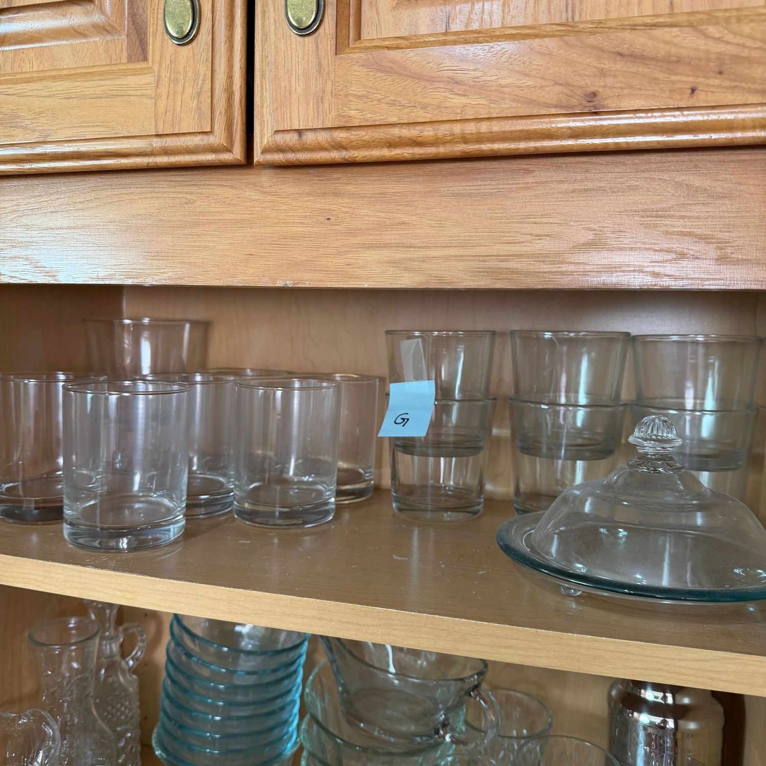 Kitchenware Lot G, small and juice-size glasses, cheese/butter dish Kitchenware Lot G, small and juice-size glasses, cheese/butter dish