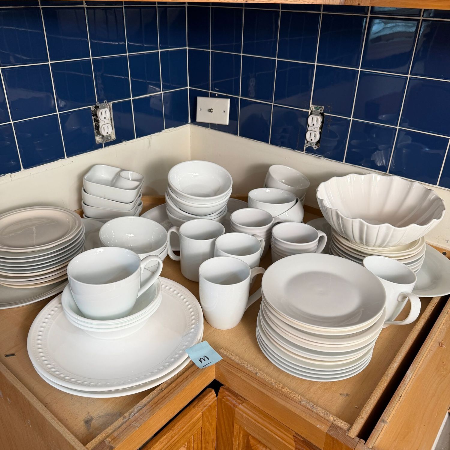 Kitchenware Lot M, large mixed lot of ivory & white dinnerware, china Kitchenware Lot M, large mixed lot of ivory & white dinnerware, china