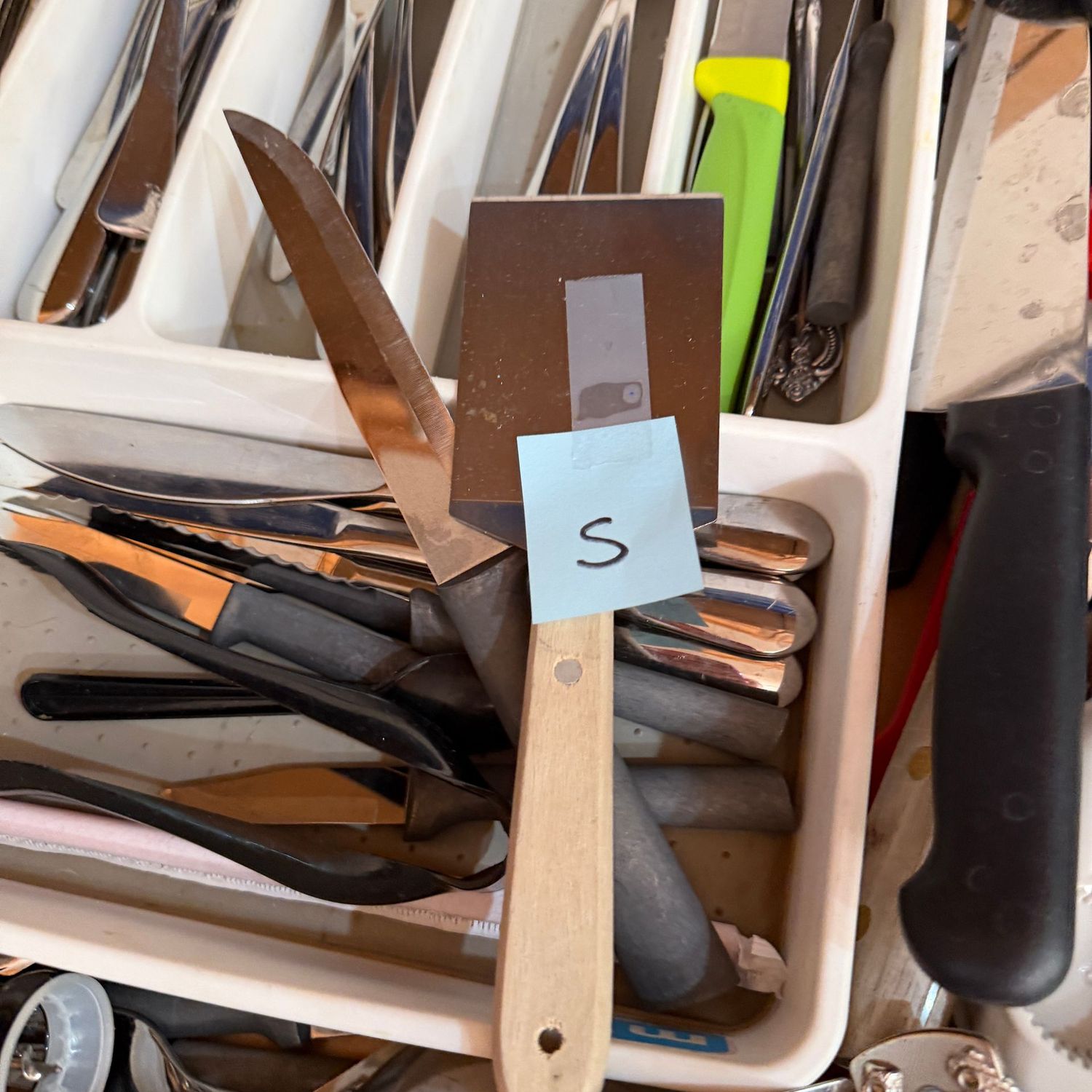 Kitchenware Lot S, drawer of kitchen utensils, knives, flatware