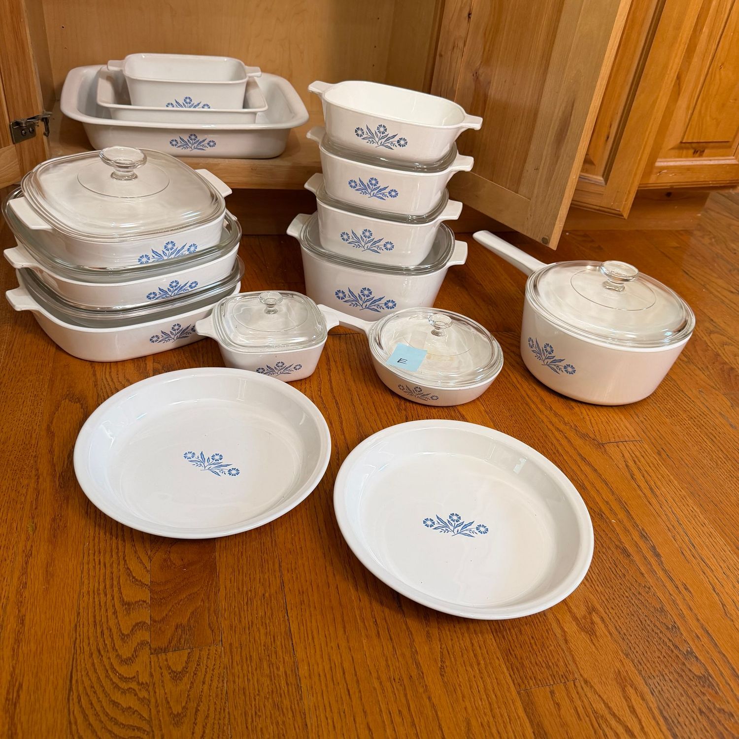 Kitchenware Lot E, Corningware cornflower blue set of pie pans, pans, casseroles, baking dishes, mild wear Kitchenware Lot E, Corningware cornflower blue set of pie pans, pans, casseroles, baking dishes, mild wear