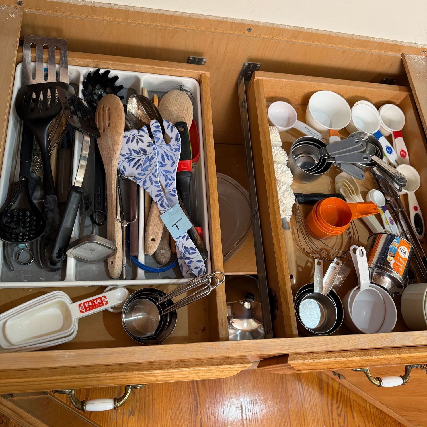 Kitchenware Lot T, two drawers of kitchen utensils, measuring cups Kitchenware Lot T, two drawers of kitchen utensils, measuring cups