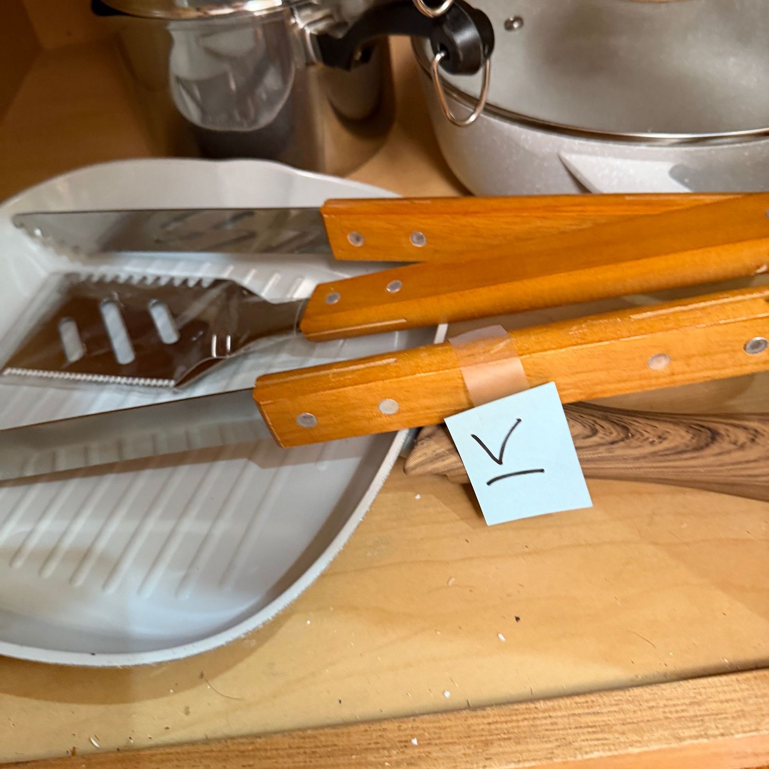 Kitchenware Lot V, cabinet with barbecue tools, casseroles, pots & more
