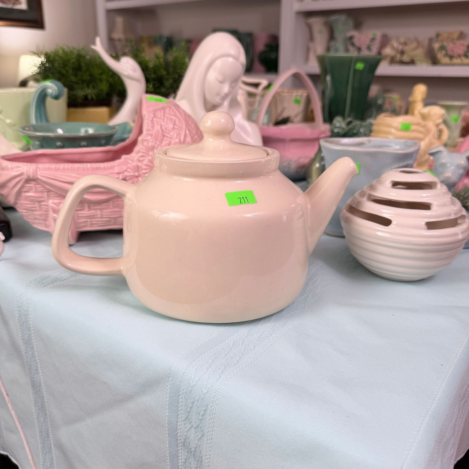Lot #211, McCoy Lancaster Colony pottery ivory teapot, 5.5 Lot #211, McCoy Lancaster Colony pottery ivory teapot, 5.5"