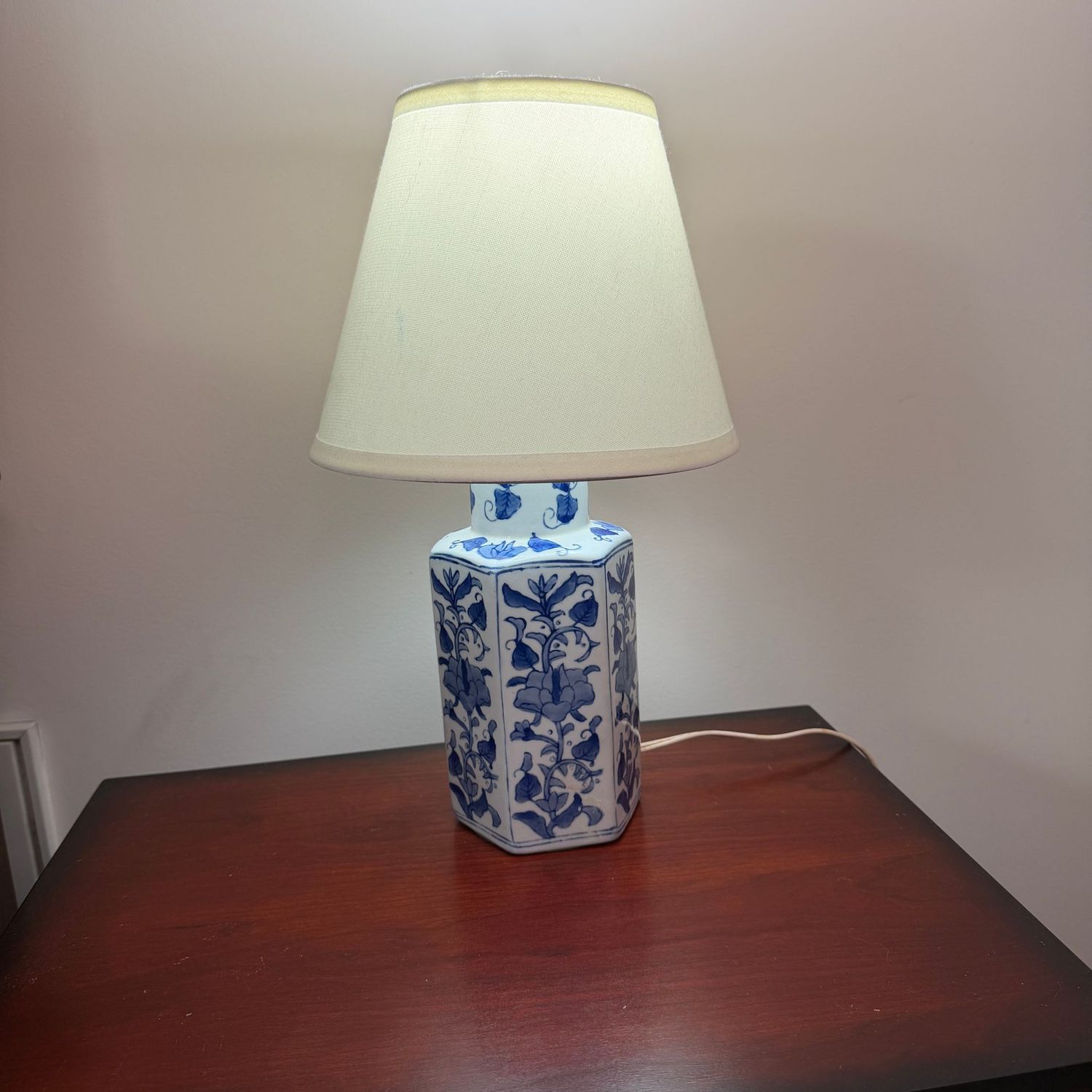 Blue and white ceramic paneled table/desk lamp, 14 Blue and white ceramic paneled table/desk lamp, 14"H