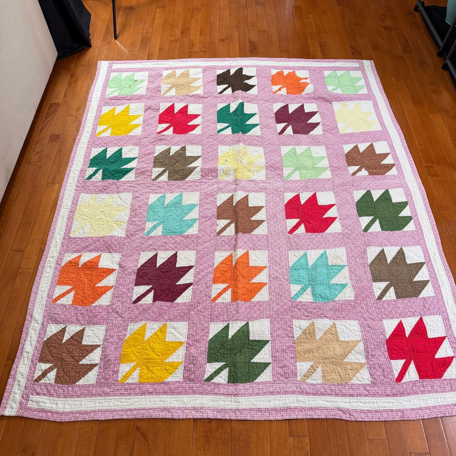 Vintage maple leaf block quilt, some wear, (minor burn spot), 6' x 5'