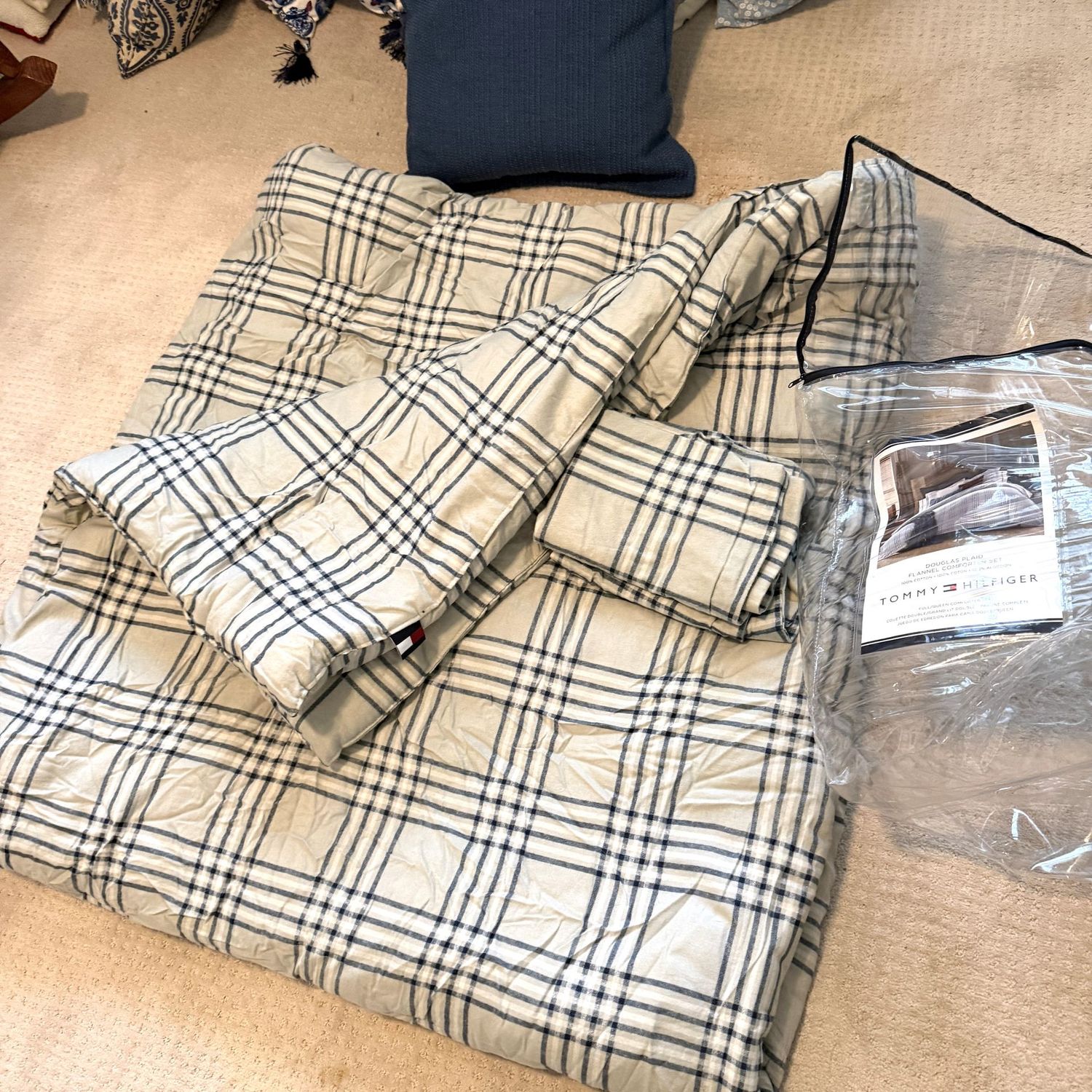Tommy Hilfiger full/queen size tan plaid comforter, 2 pillow shams