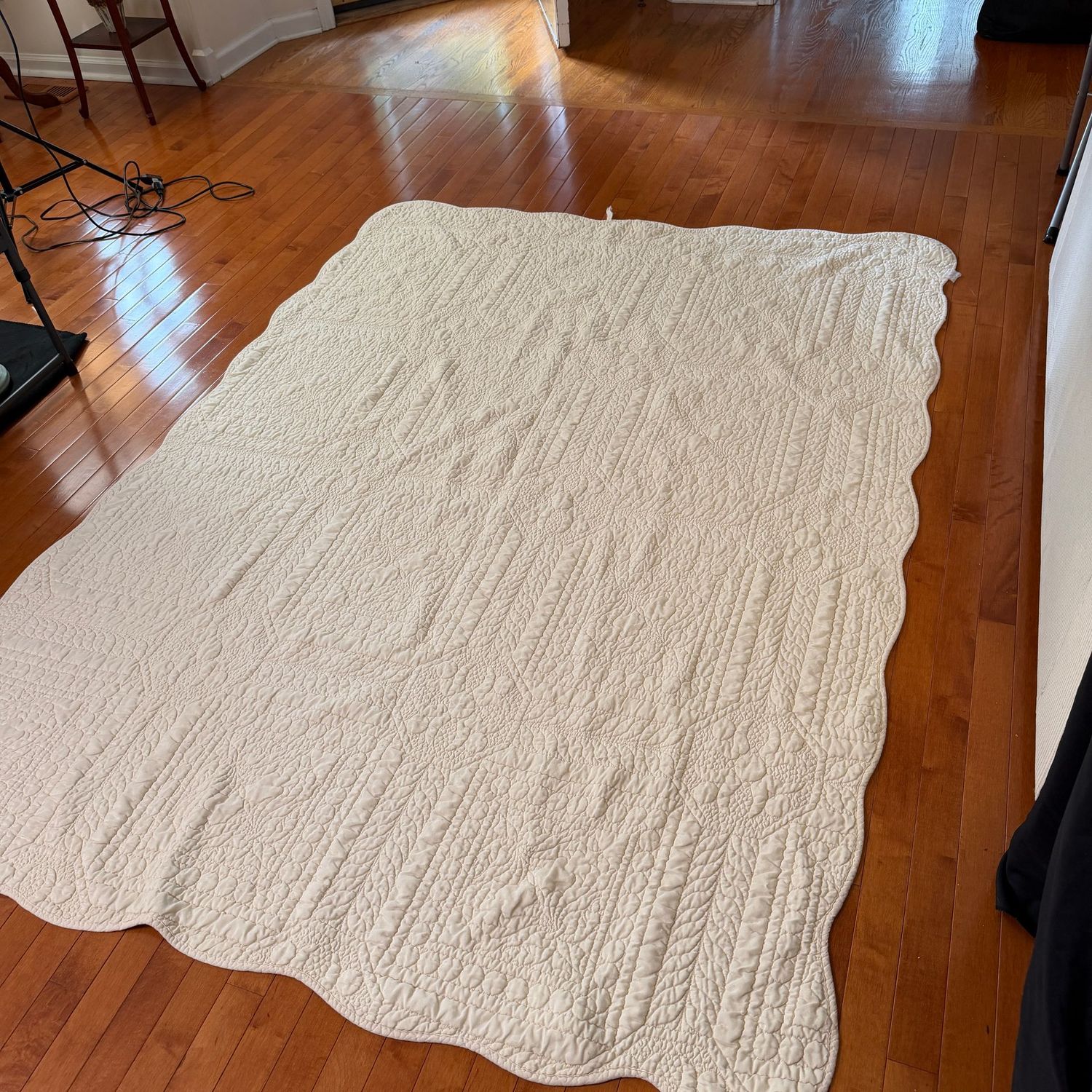 Cream quilted floral twin bedspread, 5' x 6'10 Cream quilted floral twin bedspread, 5' x 6'10"