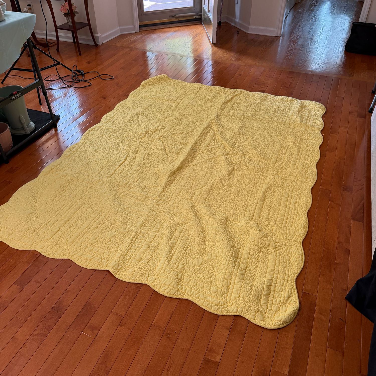 Twin-size yellow quilted bedspread, 5' x 6'8"