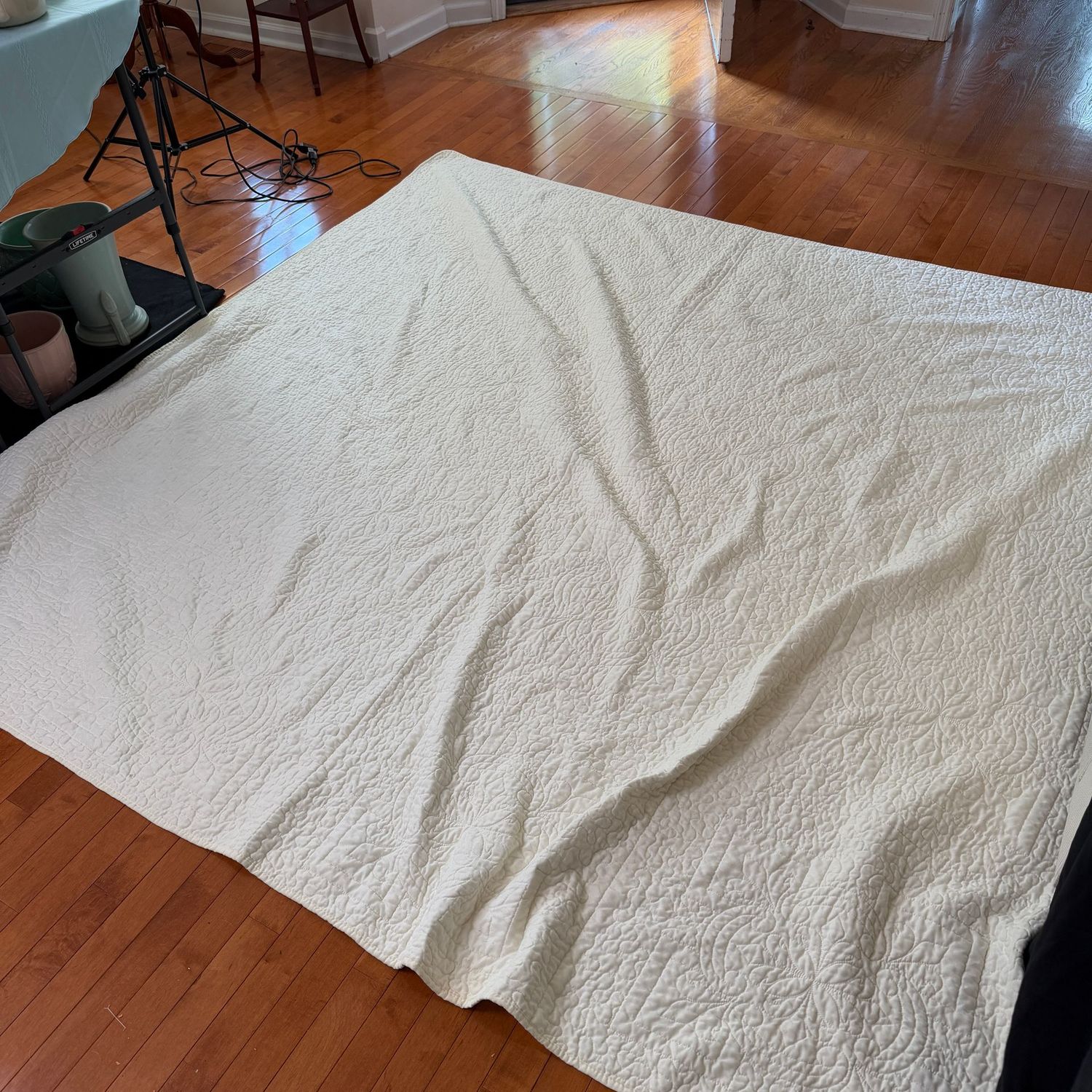 Ivory/cream full/queen quilted bedspread, 7'x7' Ivory/cream full/queen quilted bedspread, 7'x7'