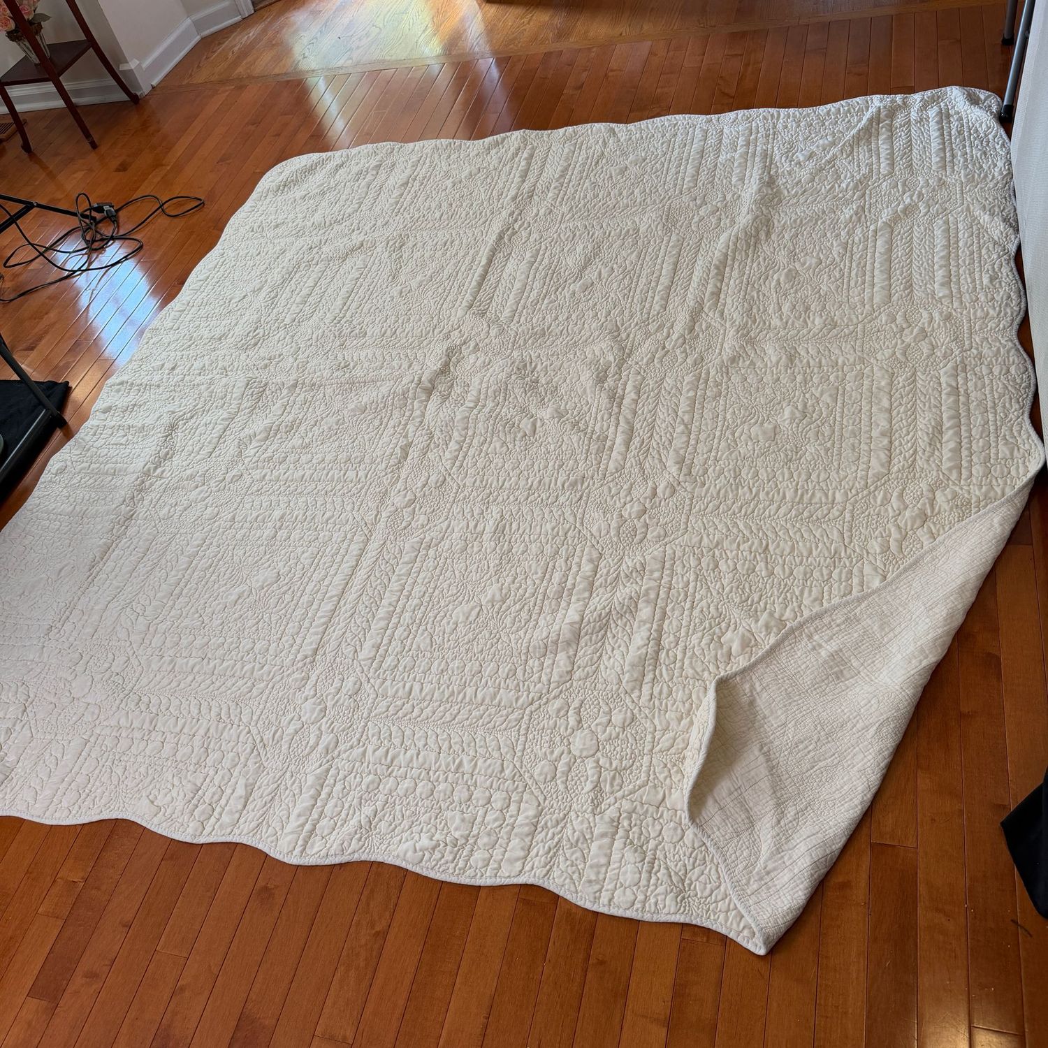 Cream floral quilted bedspread, 7' x 6'8 Cream floral quilted bedspread, 7' x 6'8"