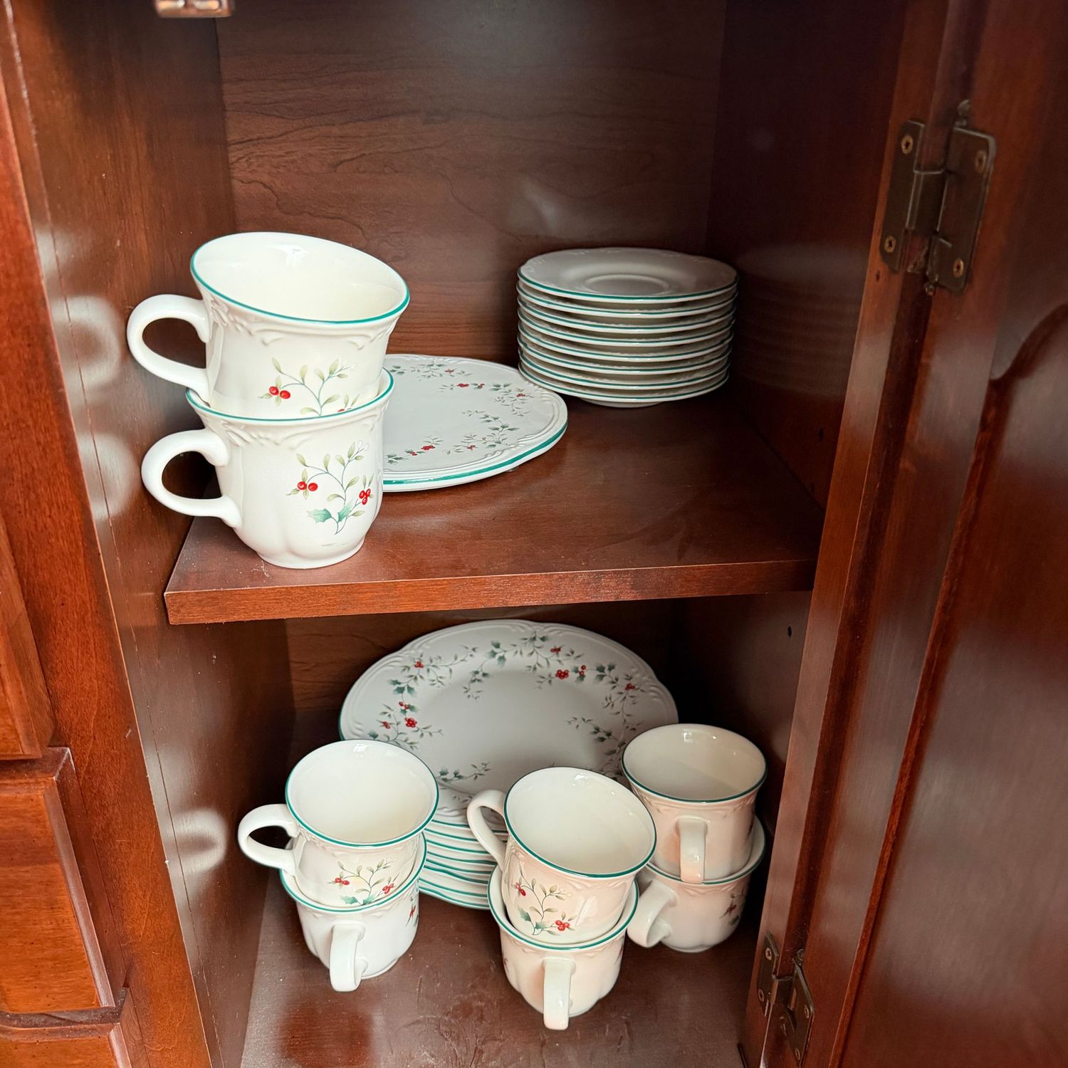 Pfaltzgraff Winterberry coffee cups, saucers, trivet, and 8 dinner plates