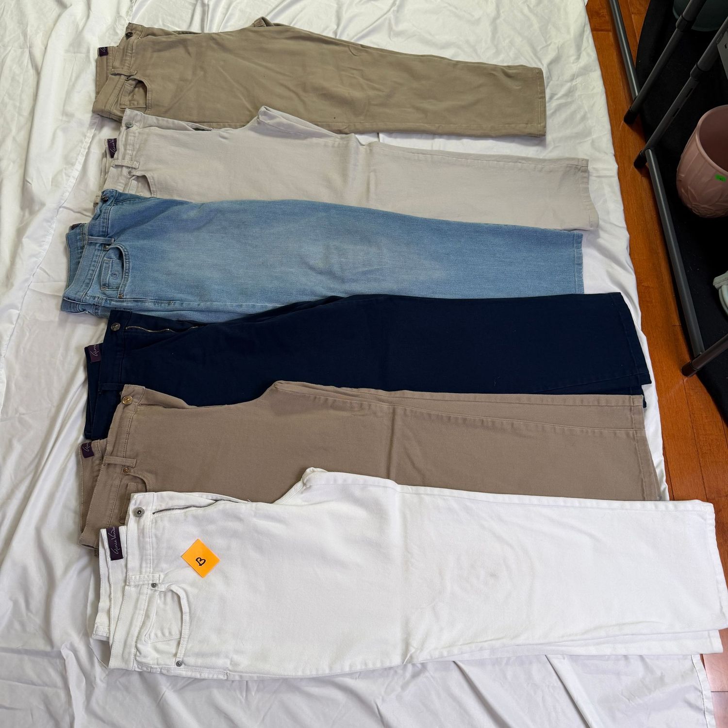 Pants Lot B, 6 pairs of Gloria Vanderbilt, size 14, & 14 short Pants Lot B, 6 pairs of Gloria Vanderbilt, size 14, & 14 short