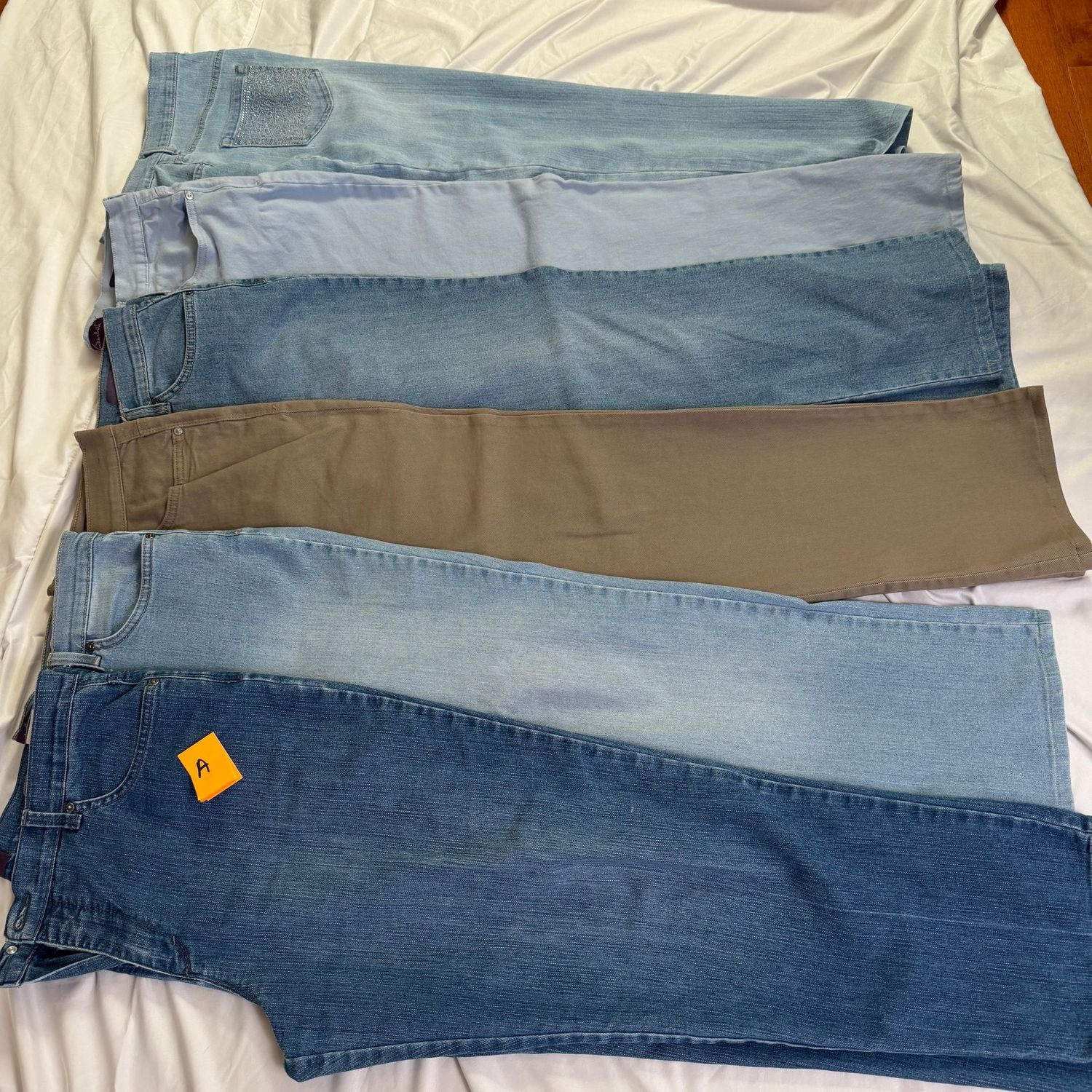 Pants Lot A, 6 pairs of Gloria Vanderbilt, size 14, & 14 short Pants Lot A, 6 pairs of Gloria Vanderbilt, size 14, & 14 short