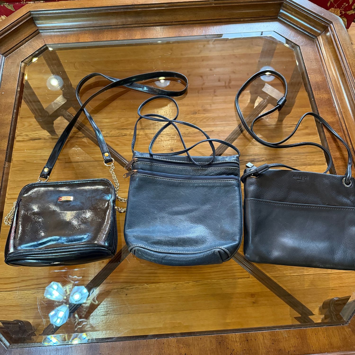 Group of vinyl and leather purses, 7-9 Group of vinyl and leather purses, 7-9"W