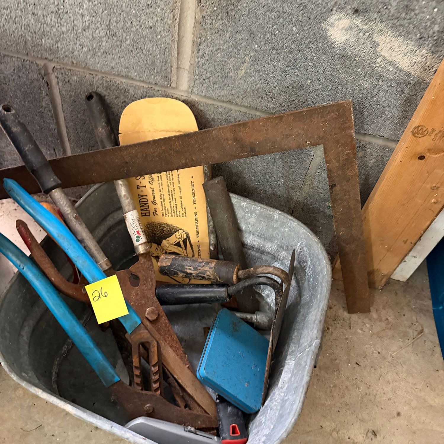 Lot #26, galvanized tub with vintage tools Lot #26, galvanized tub with vintage tools