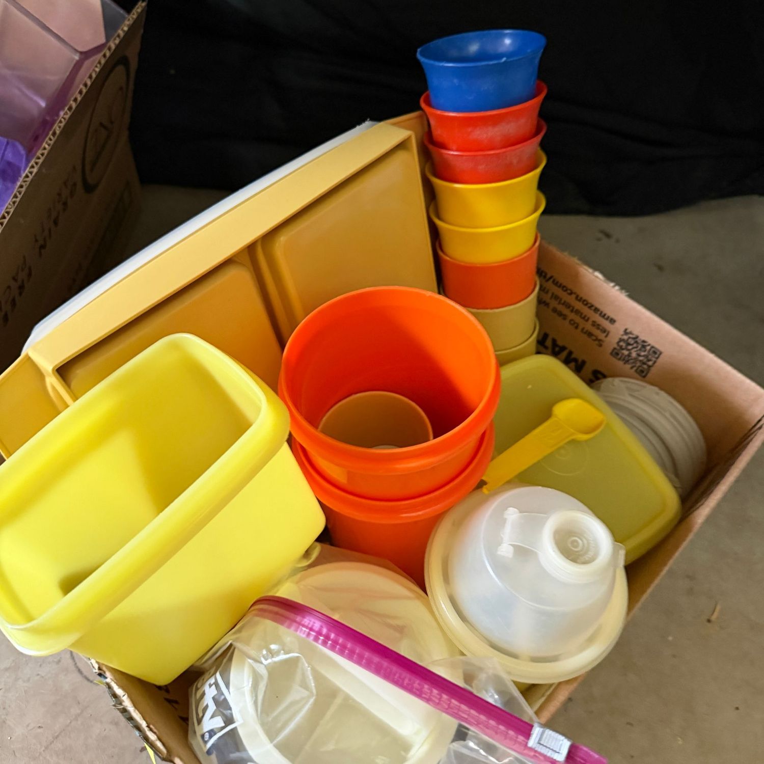 Lot #52, vintage Tupperware, some show wear Lot #52, vintage Tupperware, some show wear