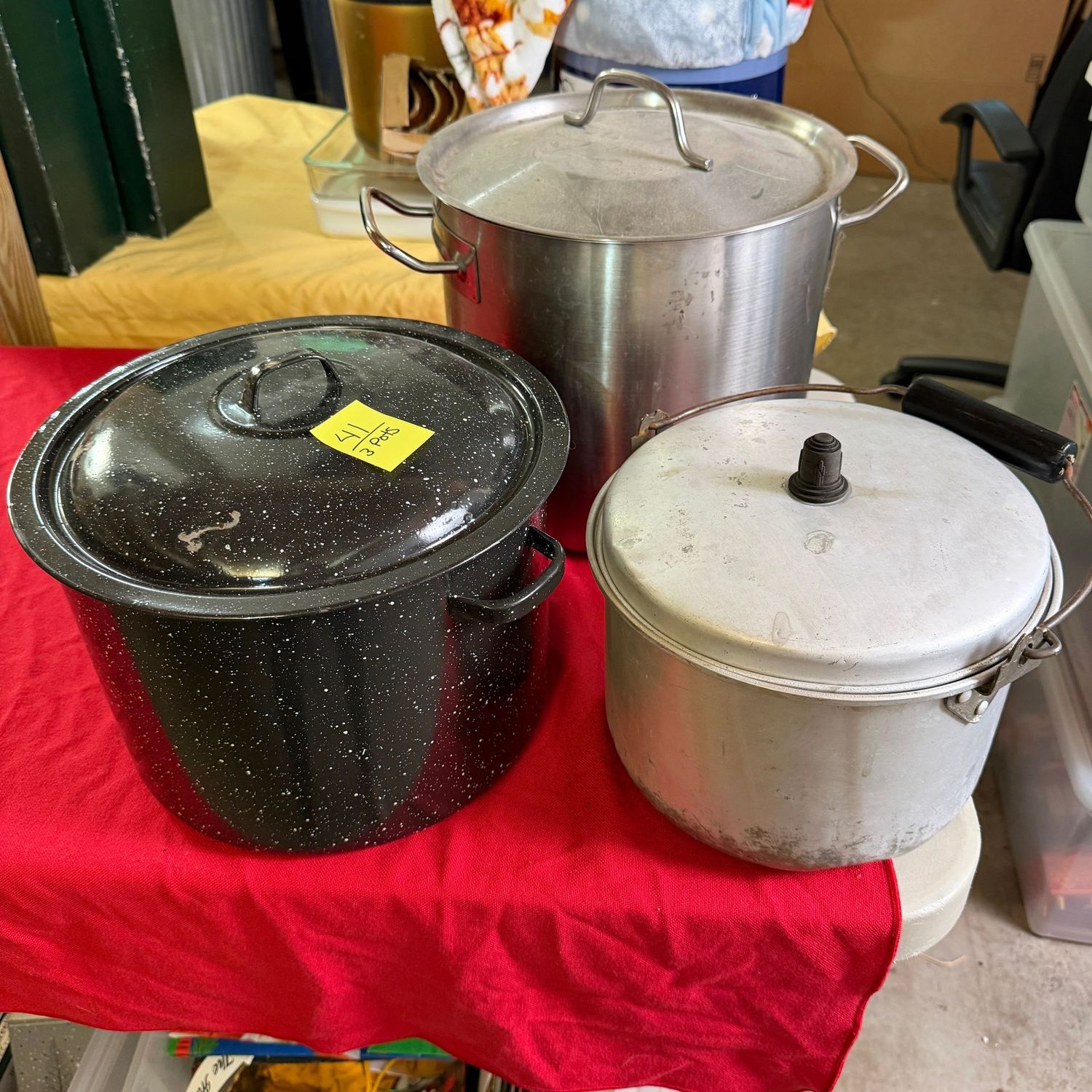 Lot #41, three vintage pots, the tallest is 10 Lot #41, three vintage pots, the tallest is 10"