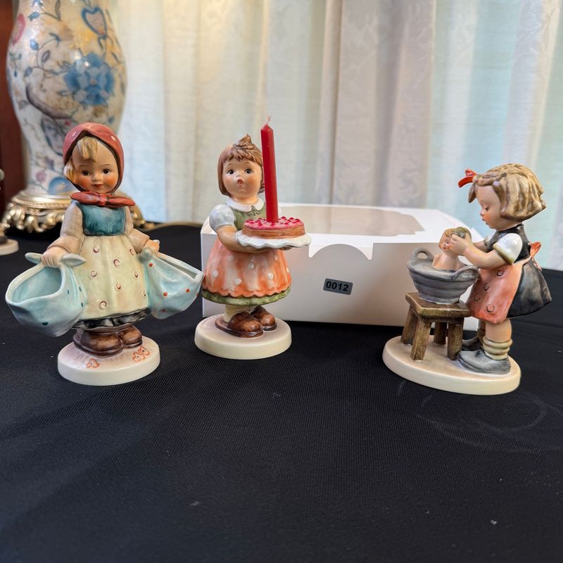 Hummel girls, the tallest is 5", S0012