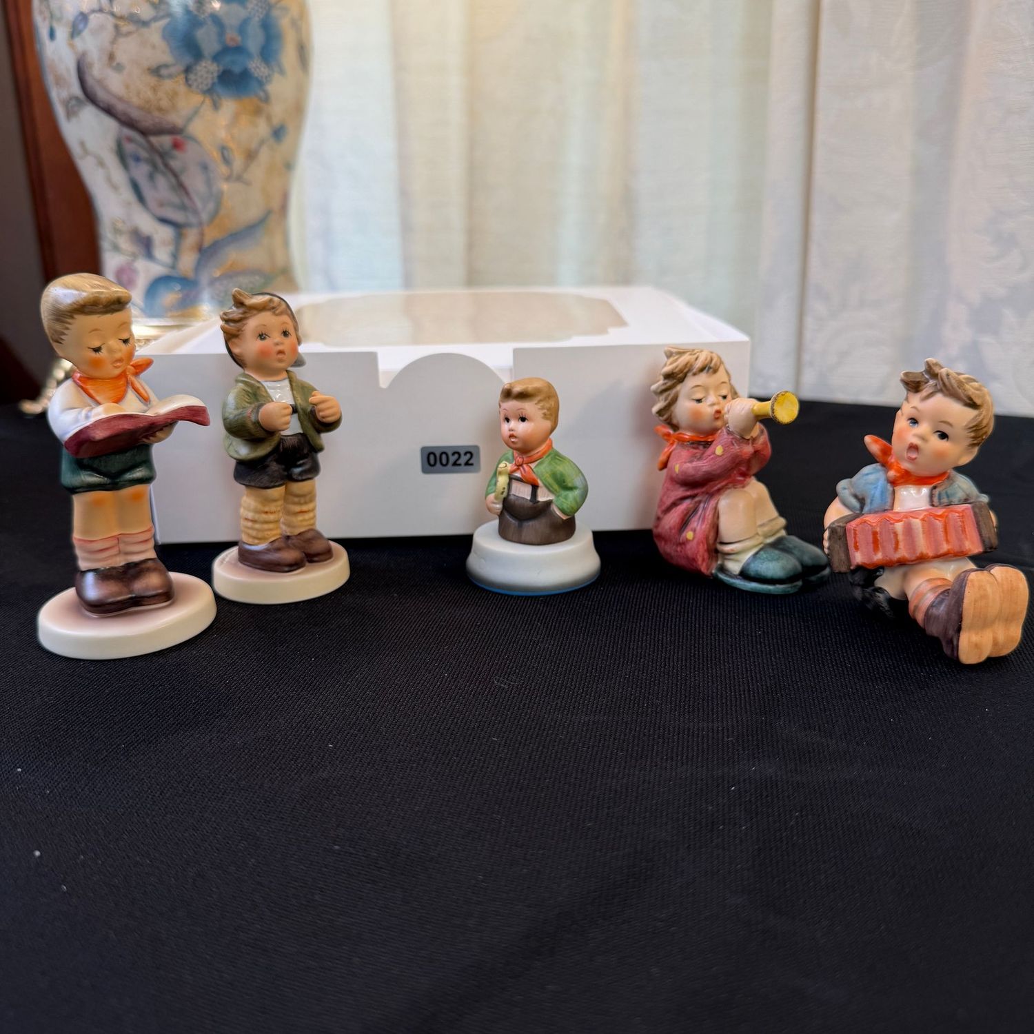 Group of 5 Hummel figurines, the tallest is 3.75, S0022