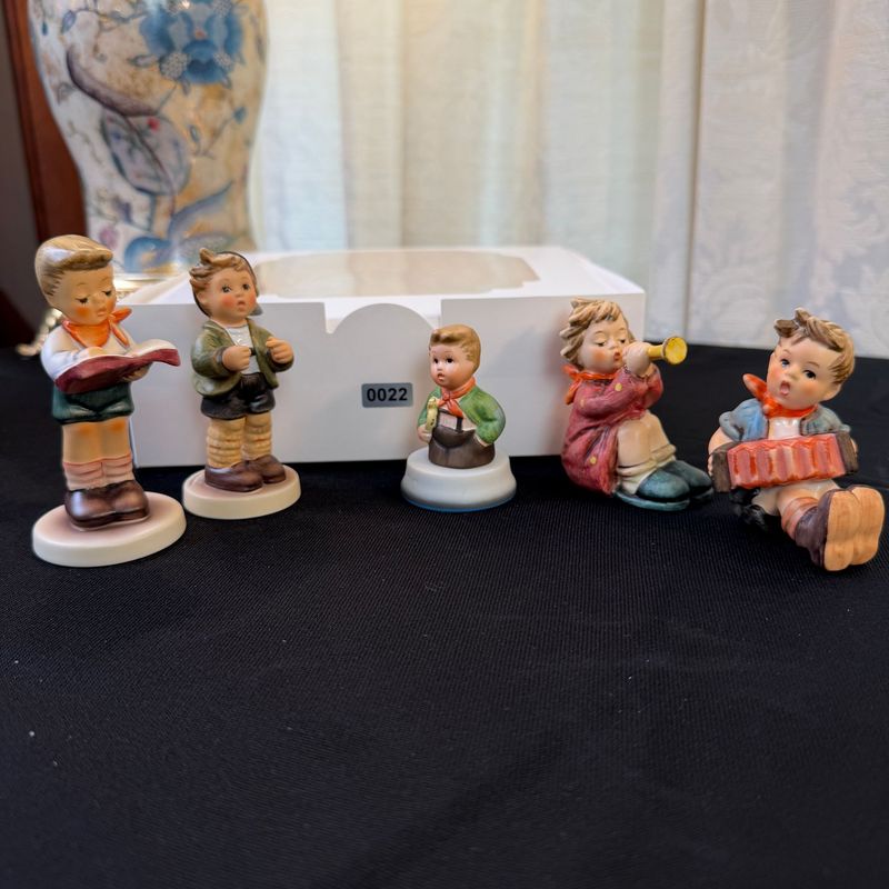 Group of 5 Hummel figurines, the tallest is 3.75, S0022