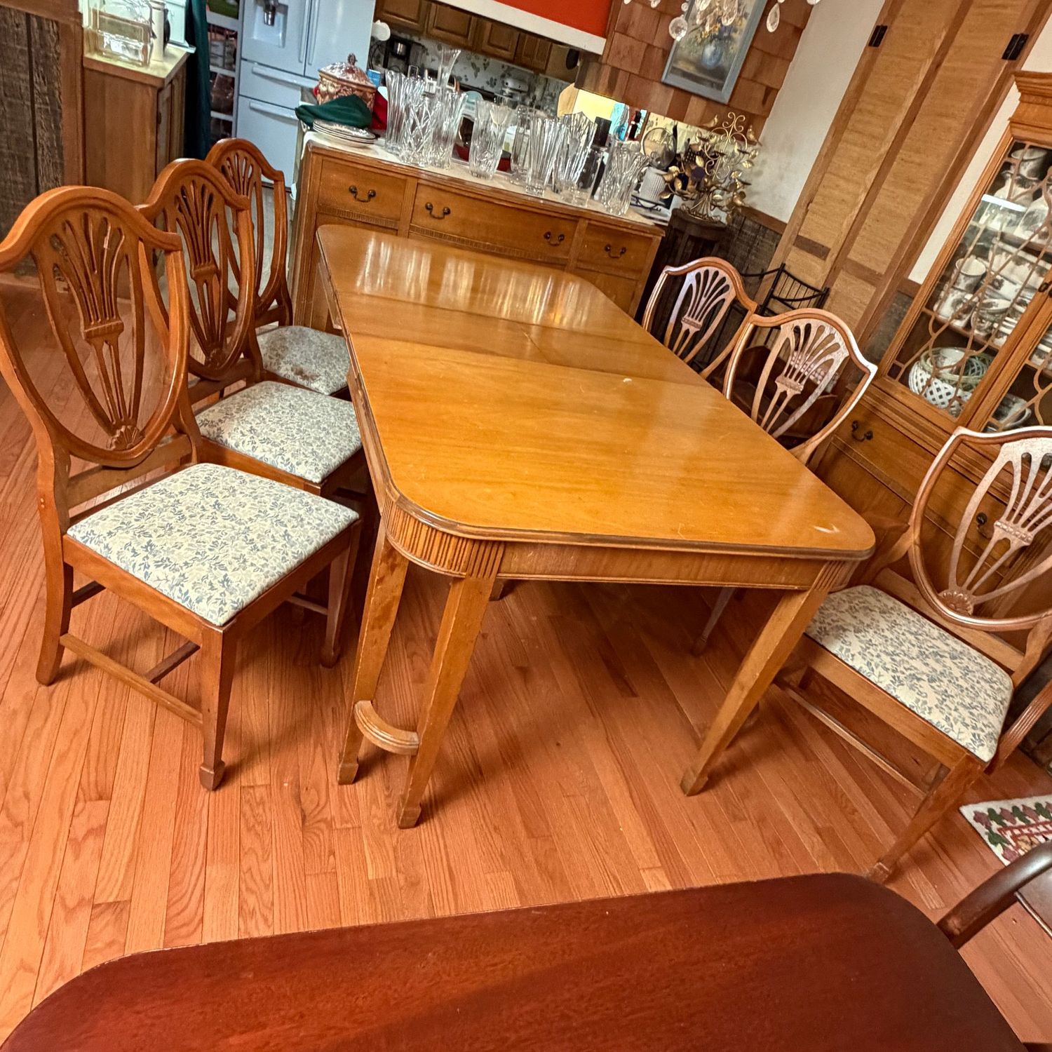Art Deco dining set, 1940s, features a light wood finish, detailed fluting along the apron, sheild chair backs, (captain's chair needs a spot of glue) some scratches, butterfly leaf, 72'L x 39W