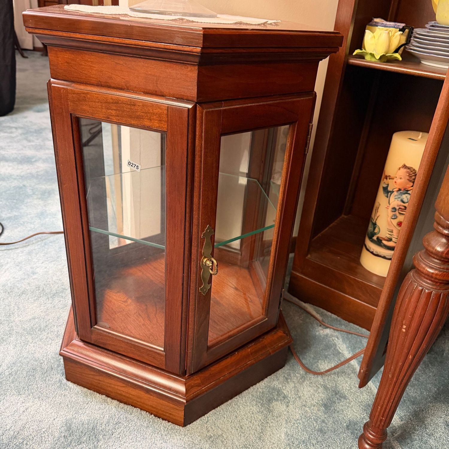 Lighted curio table stand, likely Pennsylvania House, glass shelf, 23"H x 17"W
