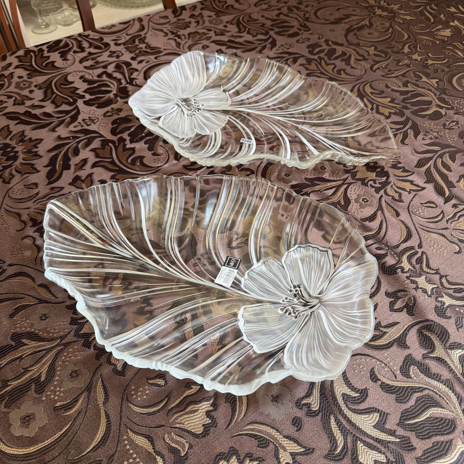 Mikasa Hibiscus Frost large leaf 17.5 Mikasa Hibiscus Frost large leaf 17.5" platters, S0240